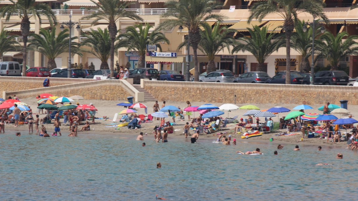 Imagen de una jornada de playa en Roquetas.