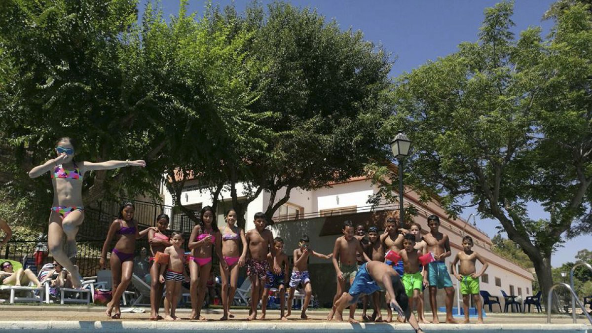 Un grupo de los niños de ‘Vacaciones en Paz’ en la piscina municipal de Alhama.