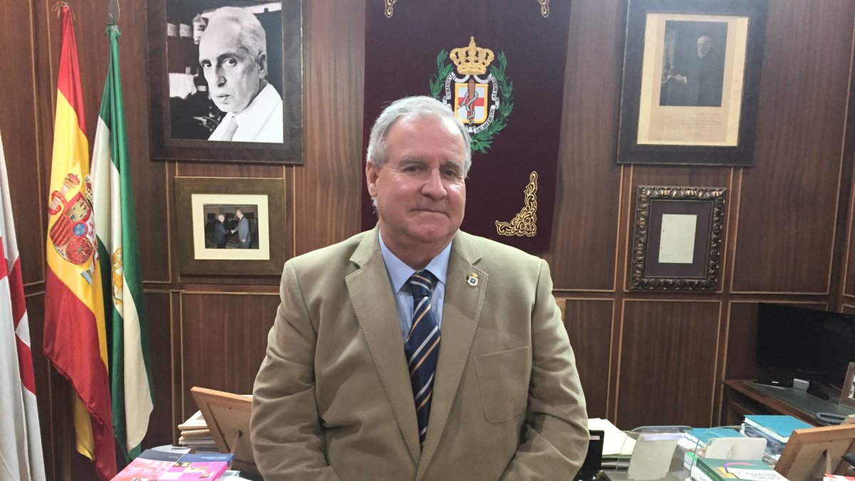 Francisco Martínez Amo, presidente del Colegio Oficial de Médicos, en su despacho.