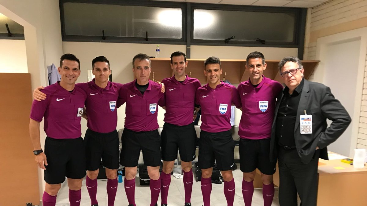 Borbalán con su equipo en Atenas antes de la final de la Copa de Grecia.