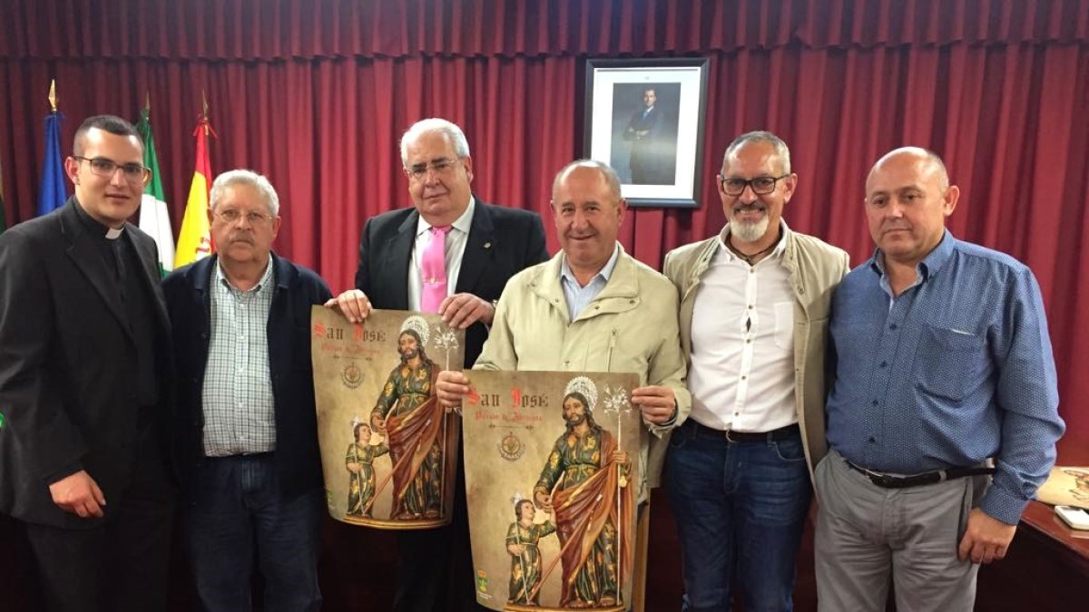 El alcalde de Abrucena, Antonio Torres; junto al presentador del cartel, Rafael Jiménez, el tte. de alcalde y la Hermandad.
