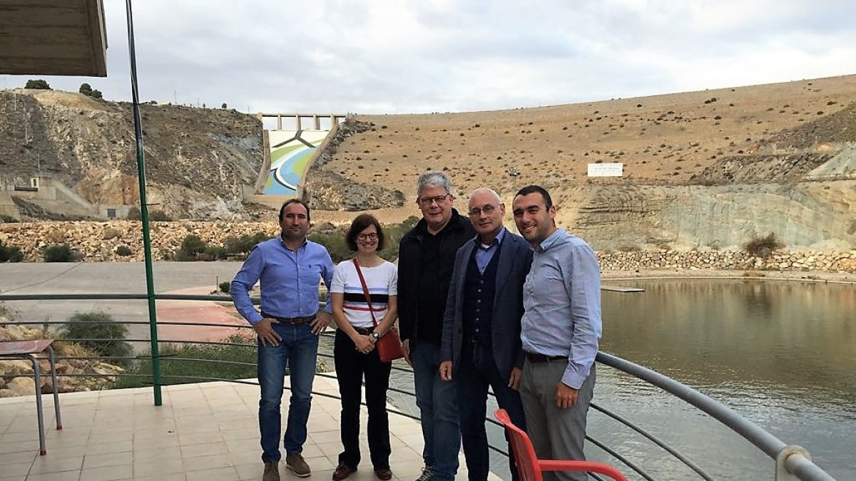 Modesto con miembros de la Federación Europea.