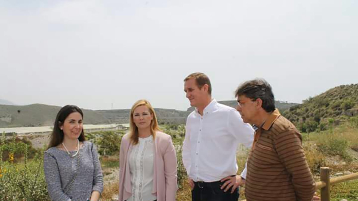 Delegado de Medio Ambiente durante su visita a Adra.