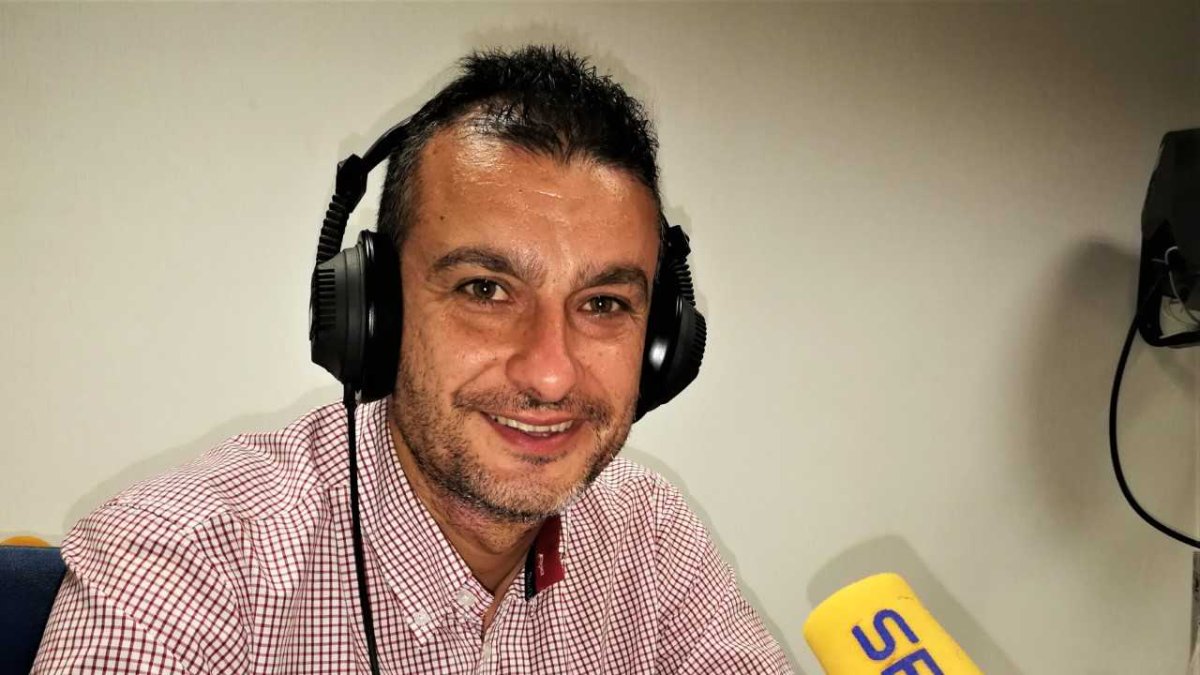 Isra Polo en los estudios de la Cadena SER.