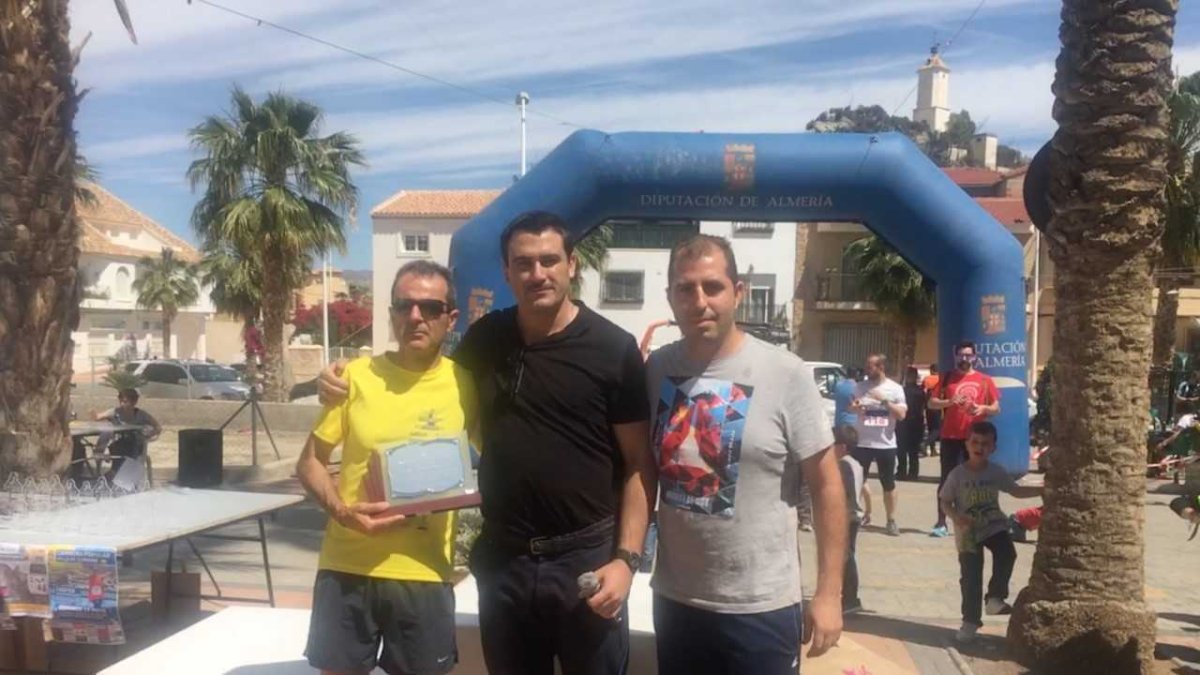 El alcalde de Zurgena con su campeón.