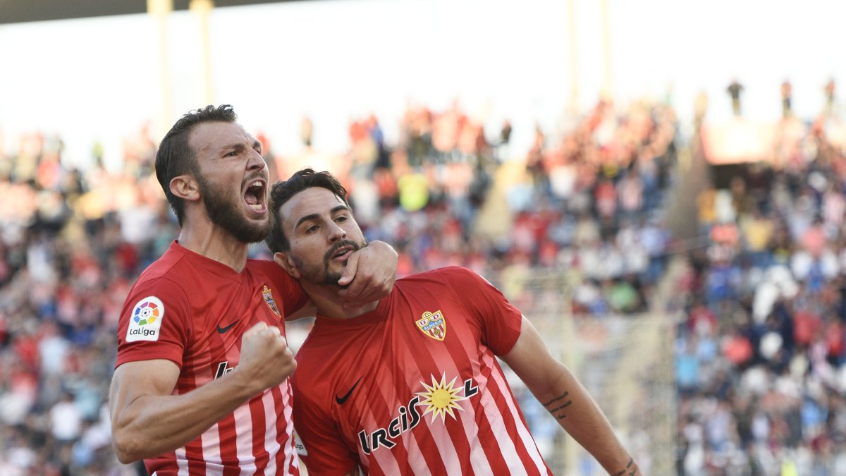 Motta abraza a Juan Muñoz.