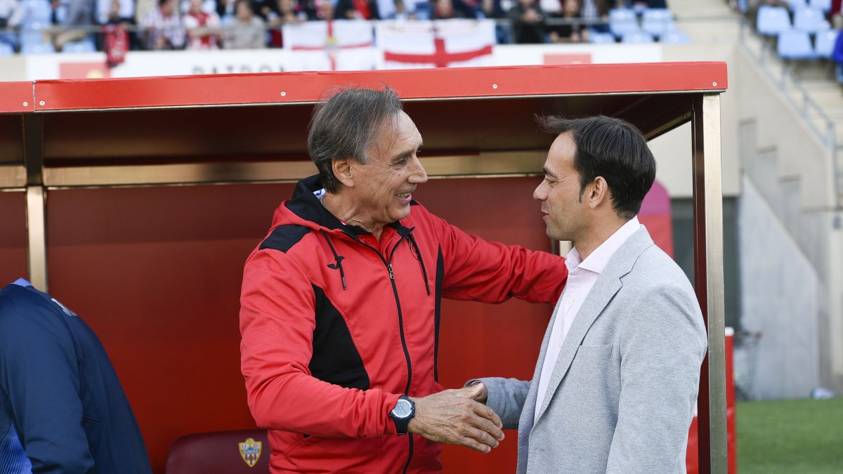 Fran Fernández saluda a Portugal en la previa del Almería-Granada.