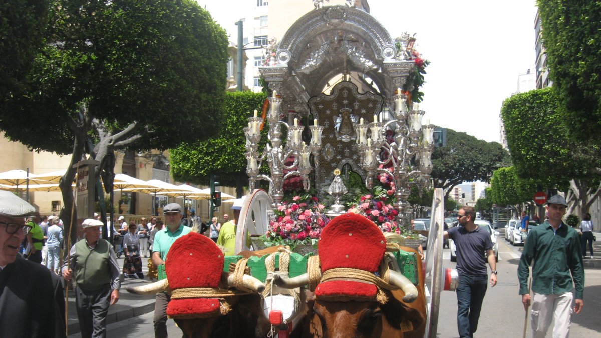 El cambio de itinerario de este 2018 hizo que la carreta tirada por bueyes con el Simpecado bajase el Paseo parcialmente.