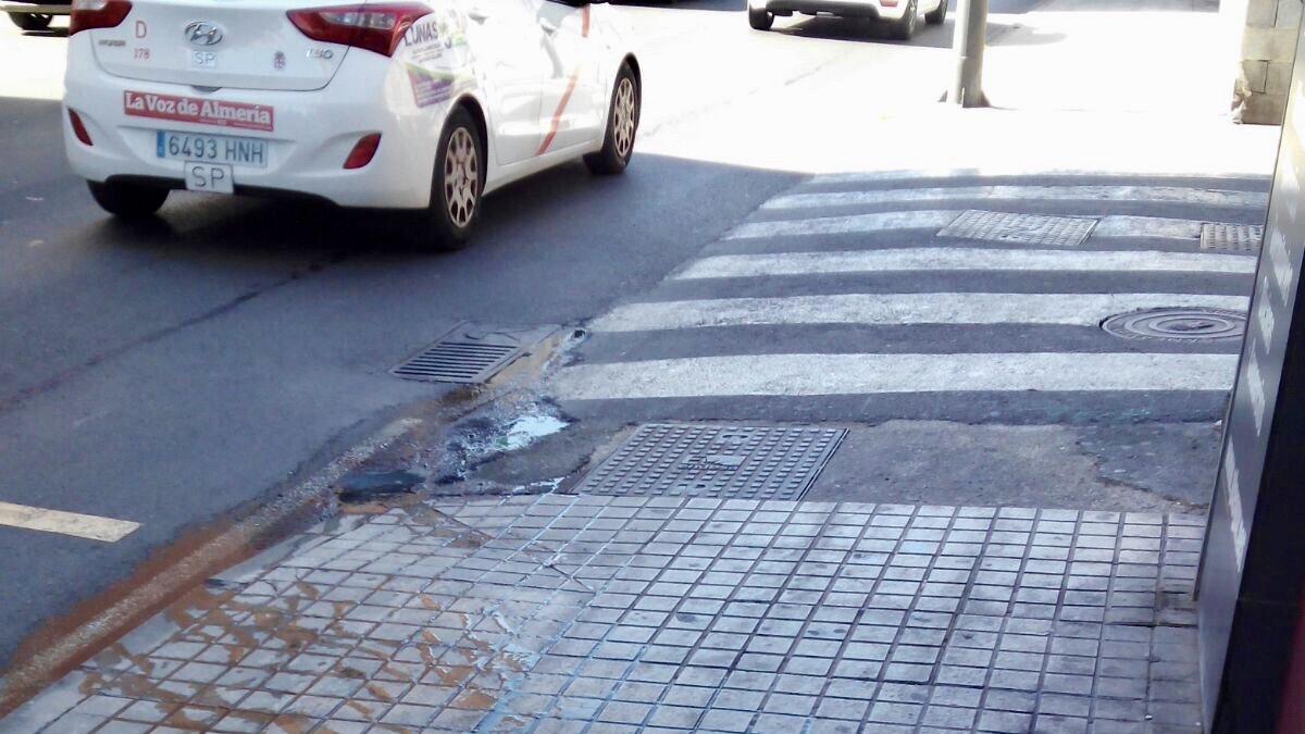 Según los vecinos, hay alcantarillas donde rebosan aguas fecales.