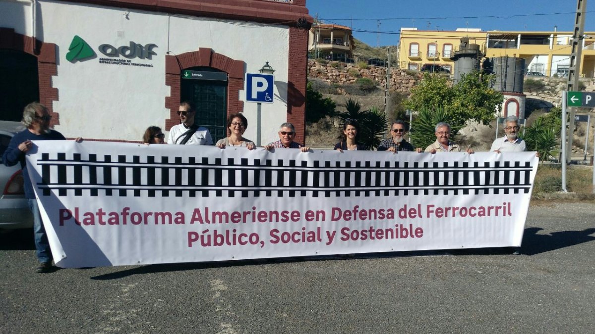 Miembros de la Plataforma, ante la estación.