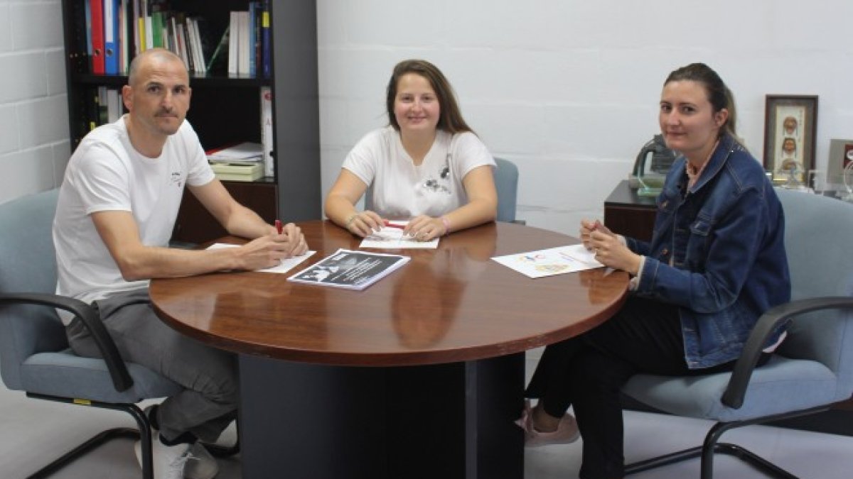 Fernando Soriano; Rocío Muñoz, coordinadora del fútbol femenino, y Lorena García.