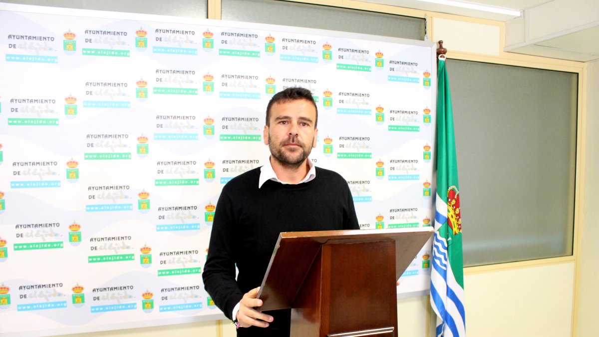 Desiderio Enciso anunciando su renuncia al acta de concejal de El Ejido.