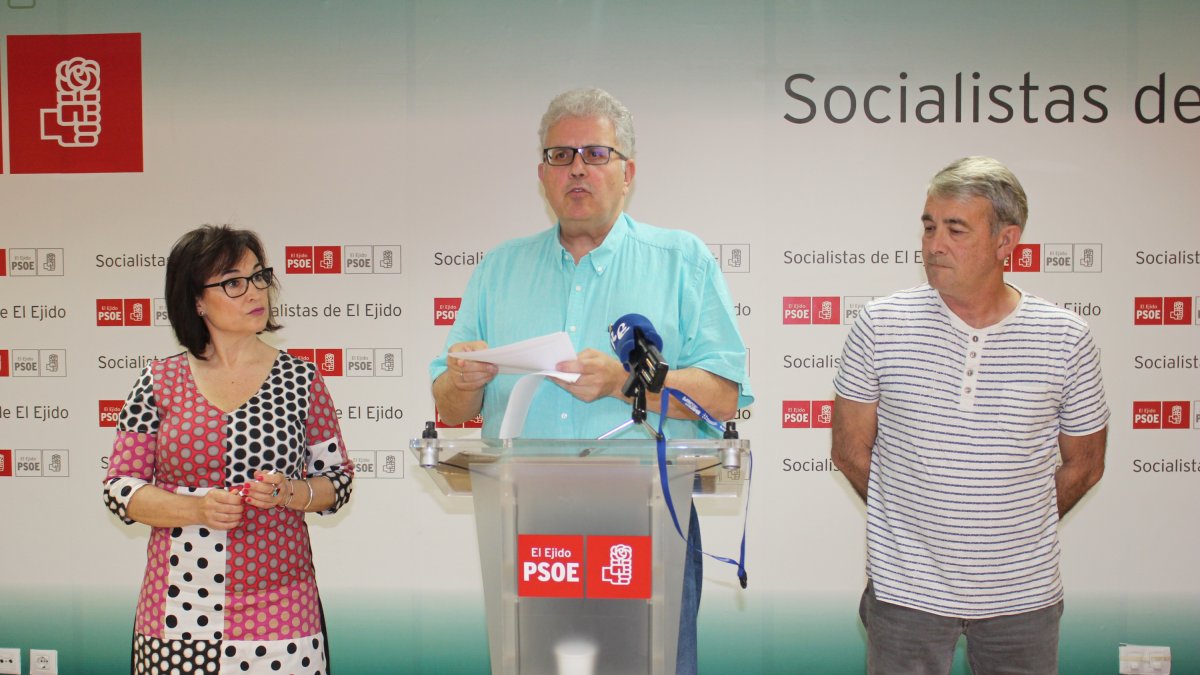 Valoración de las cuentas municipales en la sede del PSOE ejidense.