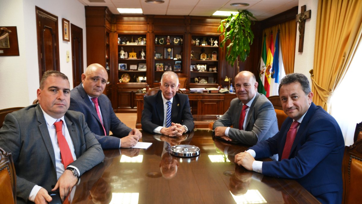 Amat, con los directivos de Carrefour en Almería.