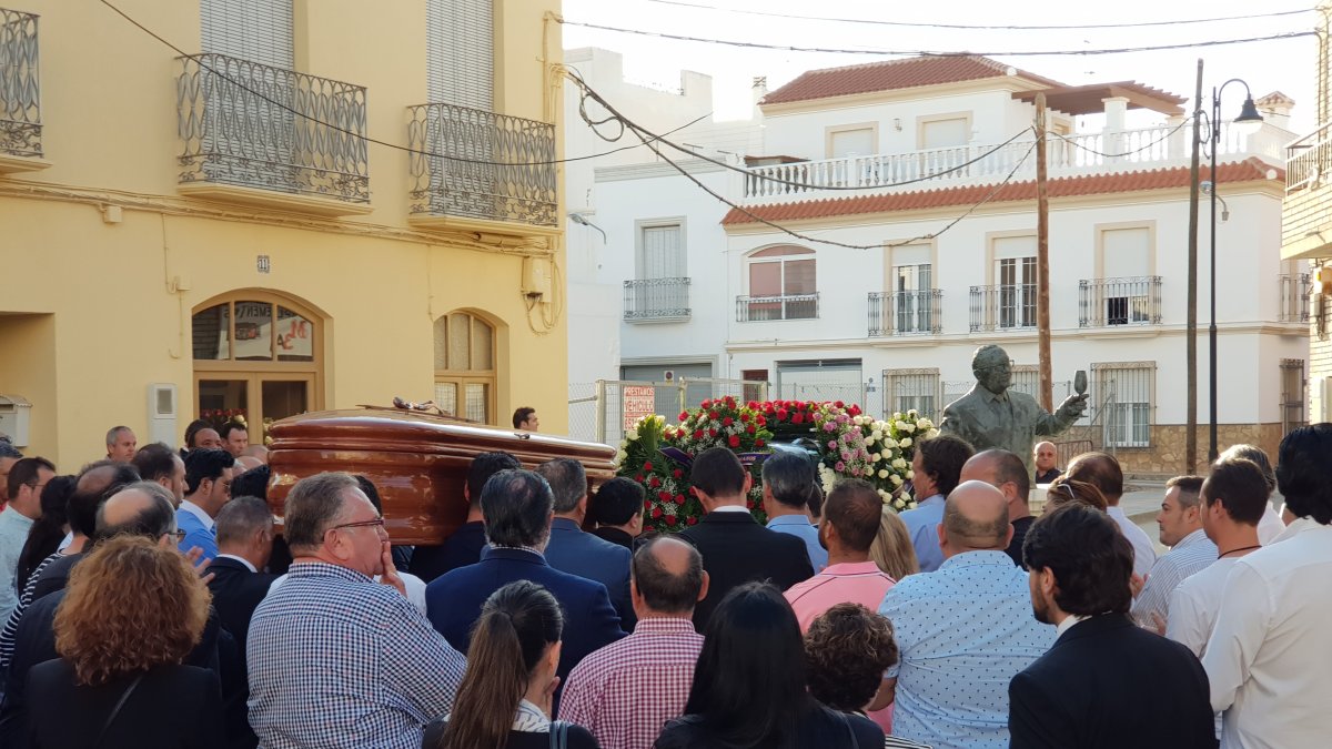 El féretro con el cuerpo de José Carmona para junto al busto en honor de su padre.