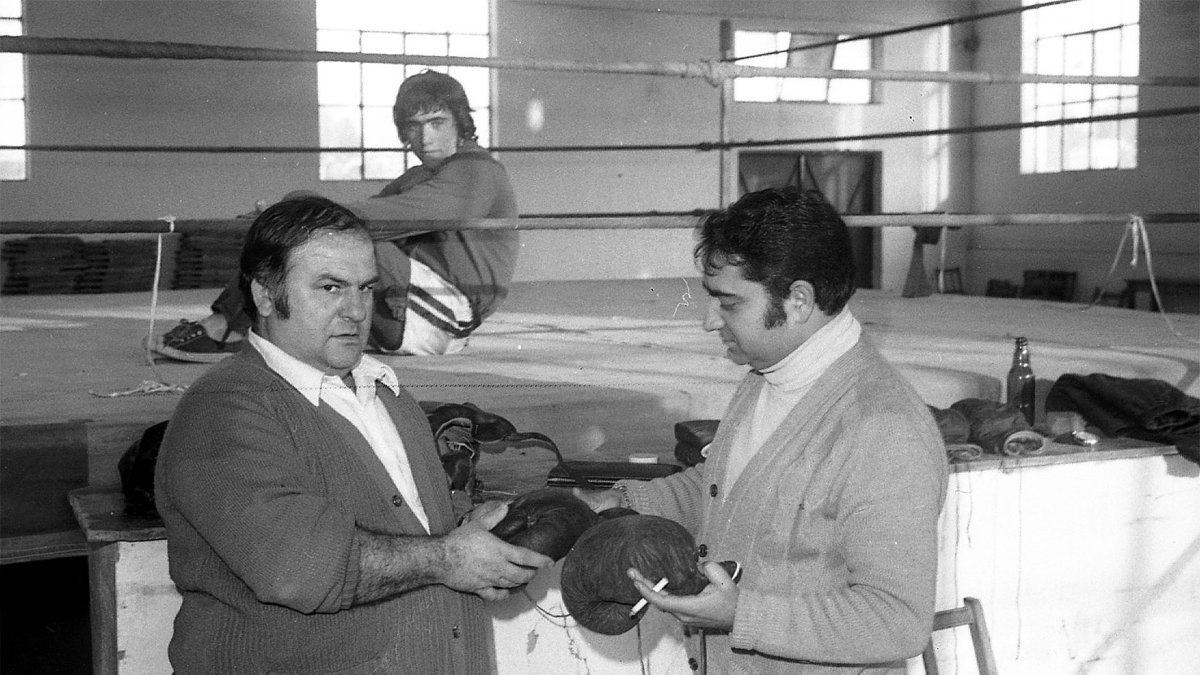 Las naves de la Térmica vieja en la Avenida de Cabo de Gata. En la foto, el periodista Diego García con el entrenador Antonio González.
