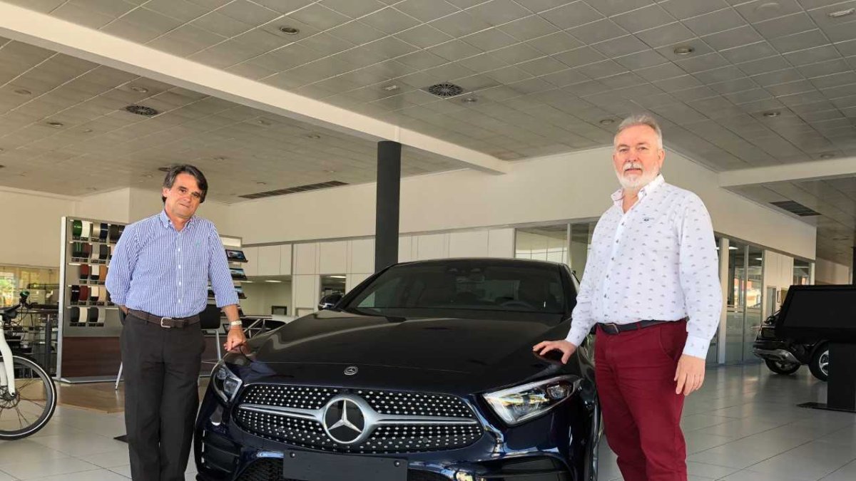 Juanjo Fernández con Juan Antonio Almansa en el concesionario Mercedes.