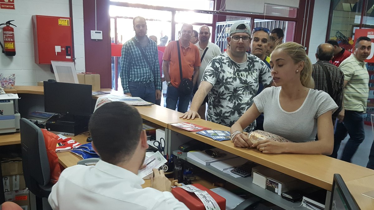 Primeros aficionados en retirar las entradas.