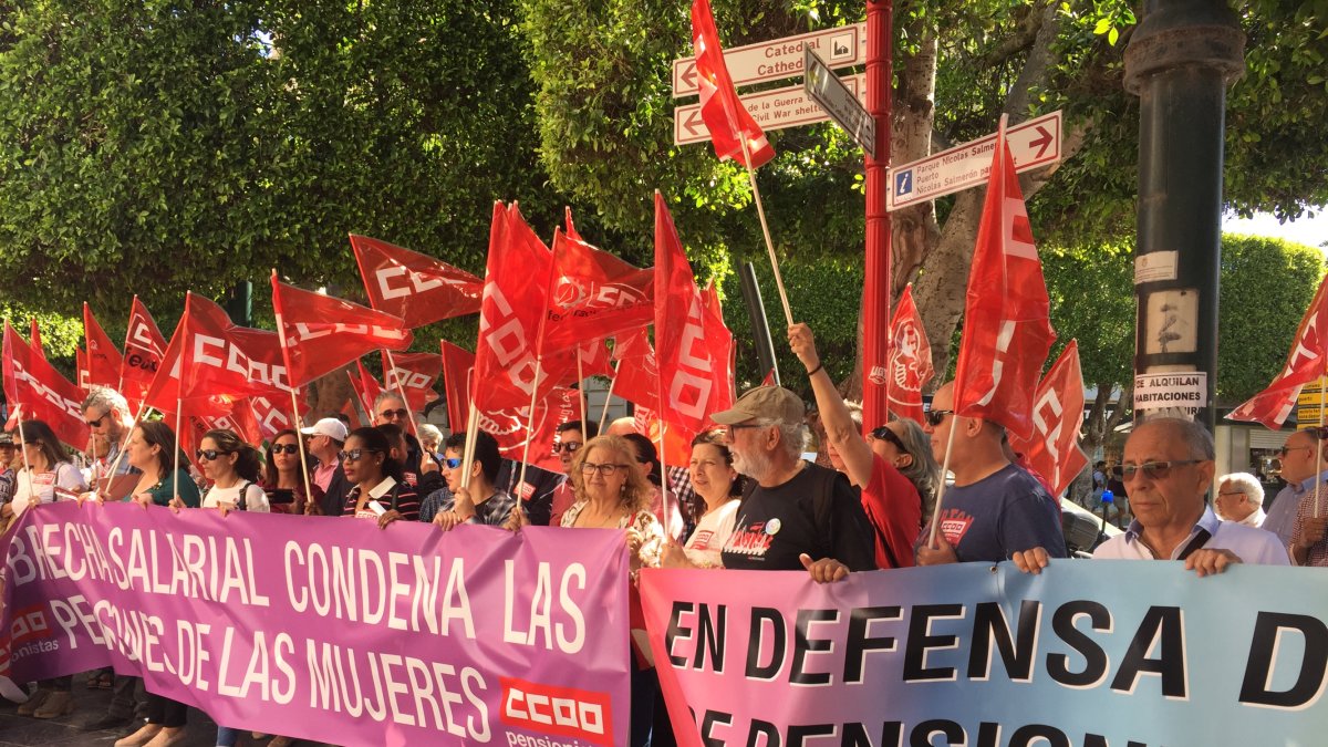 Concentración esta mañana a las puertas de INSS en la Plaza Circular de la capital.
