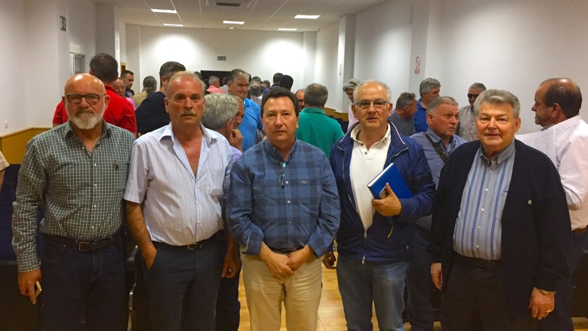 El presidente de Feral, en el centro, con los promotores de la Junta Central de Usuarios de Níjar al término de la asamblea celebrada anoche.