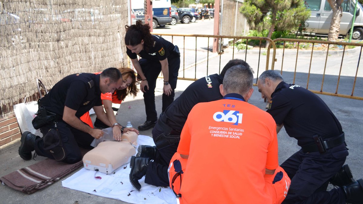 Profesionales del 061 enseñan a policías técnicas de reanimación cardiopulmonar.
