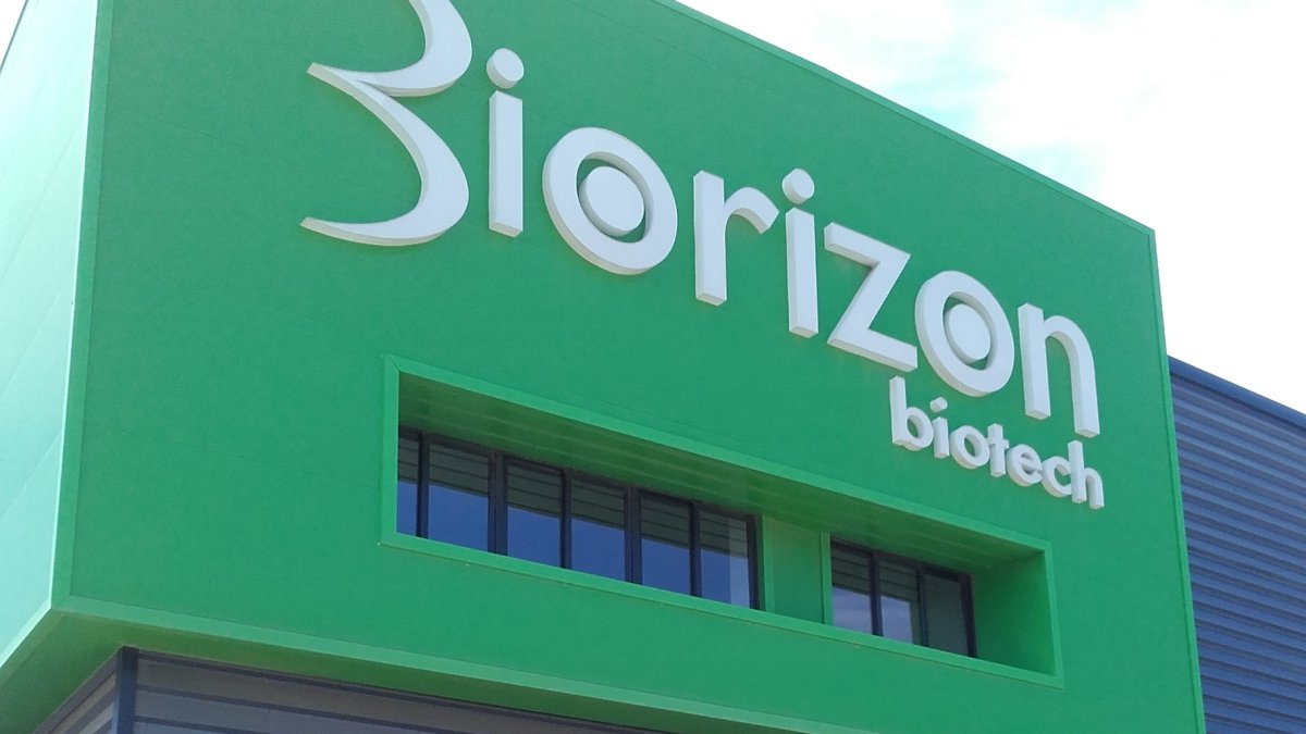 El doctor Antonio Jesús Vizcaino posa frente a la sede de Biorizon Biotech en el PITA.