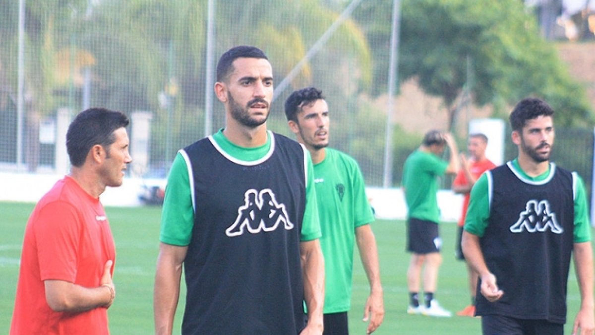 Álex Vallejo en un entrenamiento con el Córdoba.