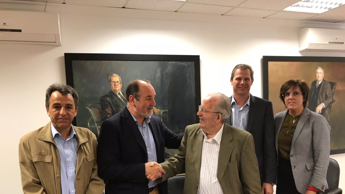 El delegado de Agricultura, José Manuel Ortiz Bono, entrega la resolución de ayudas al presidente de Primaflor, Lorenzo Belmonte.