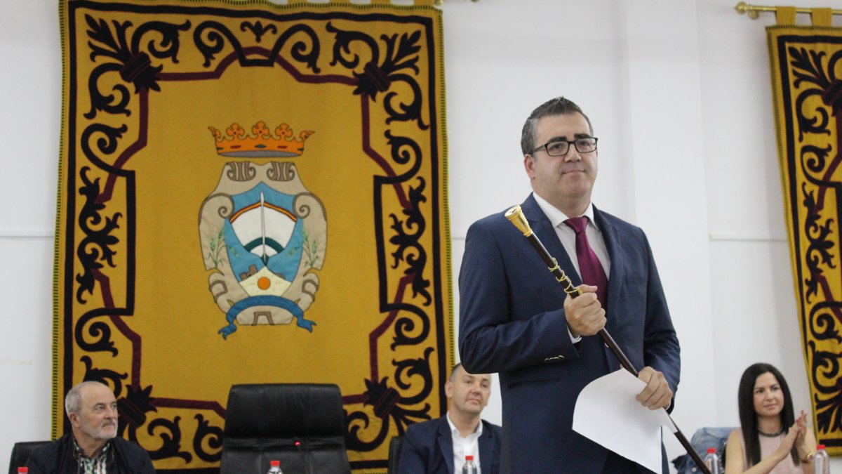 Felipe Cayuela con la vara de mando tras tomar posesión como alcalde.