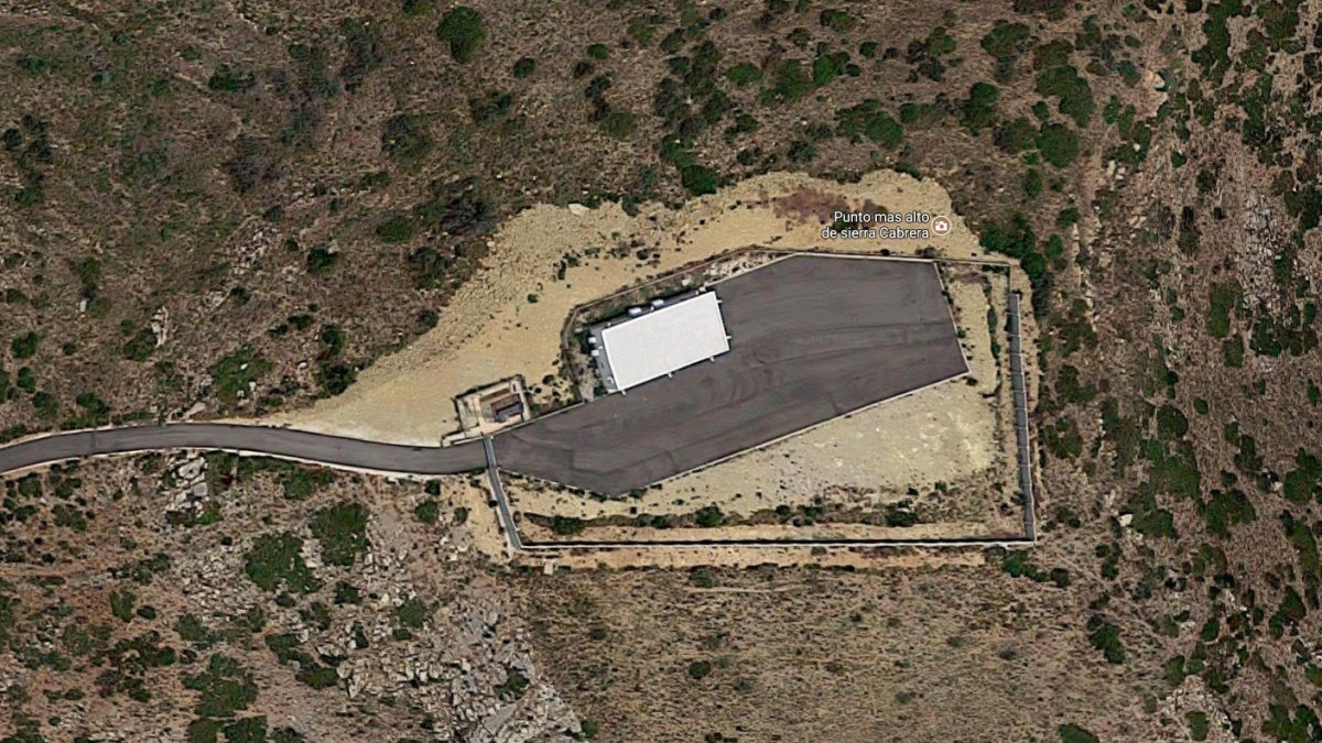 Vista aérea de las instalaciones militares ubicada en Cerro Mezquita de la sierra de Turre (imagen de Google Maps).