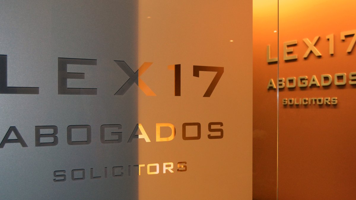 Su despacho se encuentra en Paseo de Almería, número 21, 2º planta.