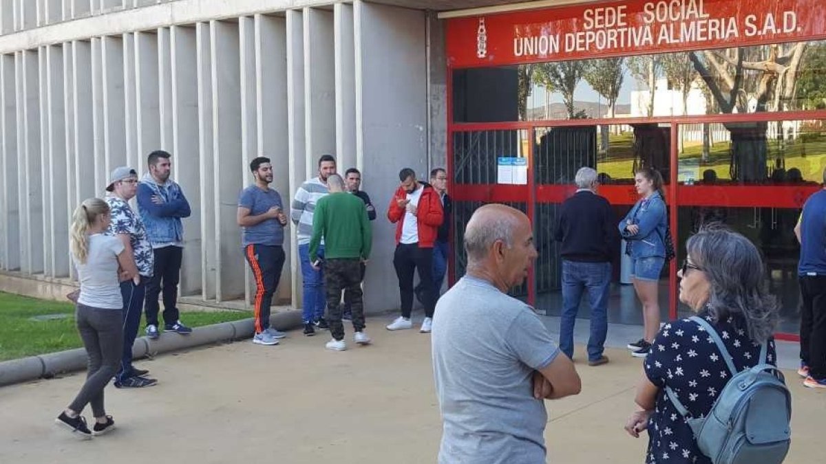 Aficionados rojiblancos en la sede del Almería.