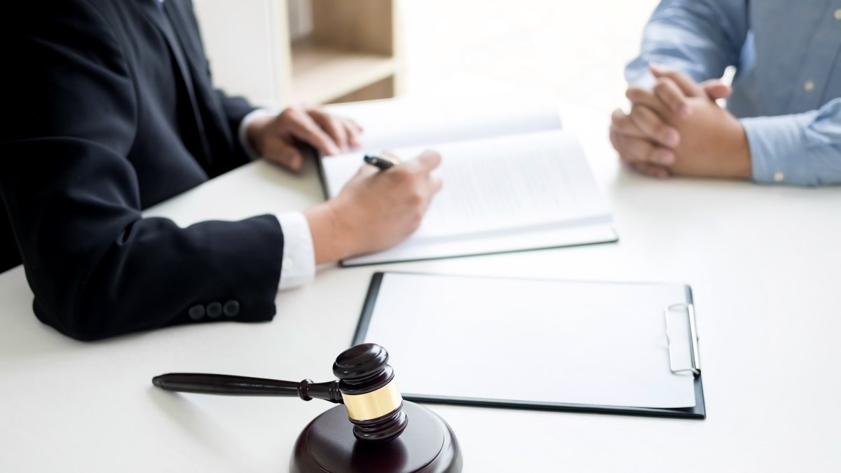 La experiencia del abogado puede ayudar a decidir entre uno u otro.