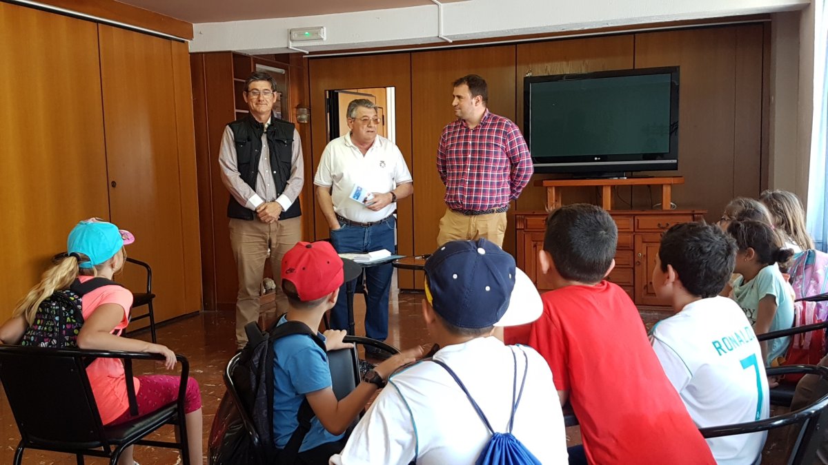 Entrega de diplomas acreditativos a los pequeños participantes.