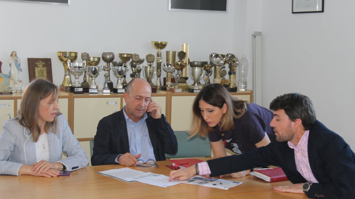 Reunión en el colegio Miguel Servet de Balerma.