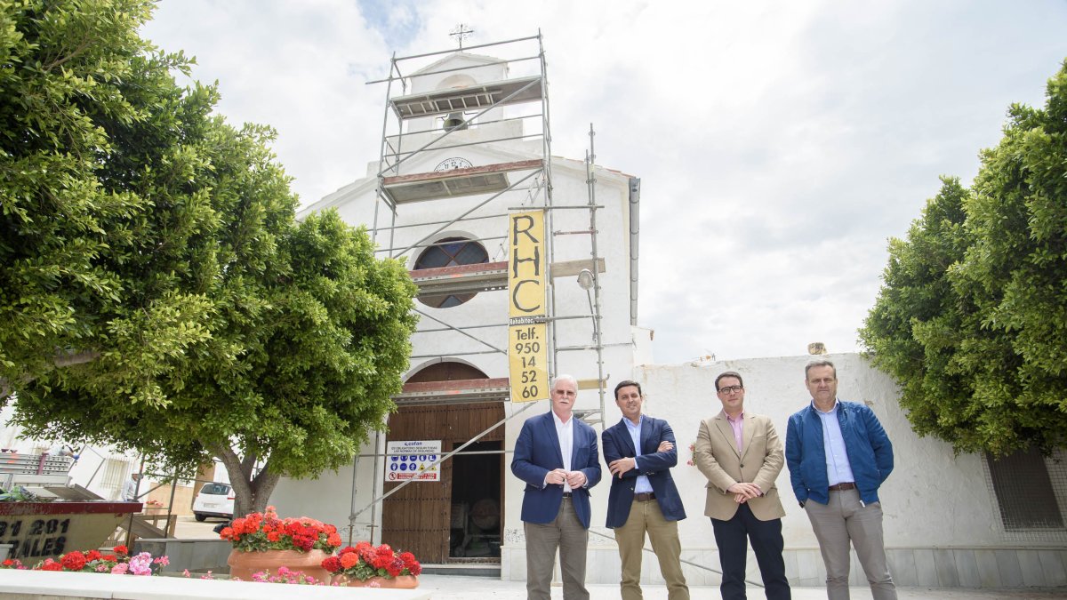 El alcalde y diputados han visitado la iglesia de San Juan de Polopos.