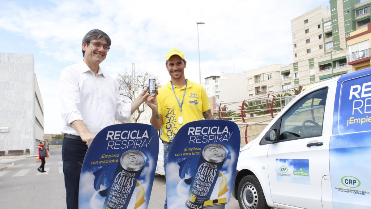 El alcalde de Adra, Manuel Cortés, repartiendo latas para después reciclar el envase.