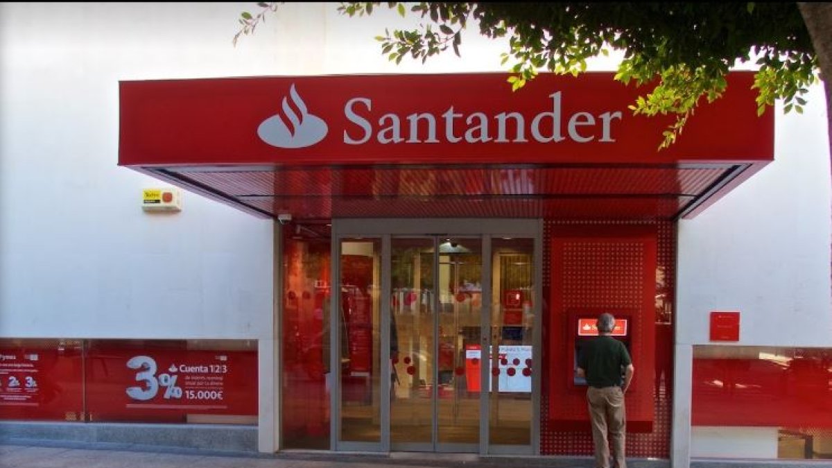 Oficina principal del Santander en el Paseo de Almería.