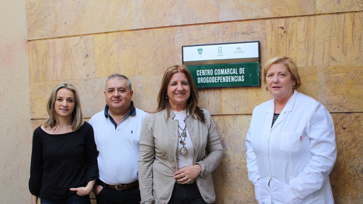 La edil de Salud, María Montoya, con los profesionales del Centro de Drogodependencias.