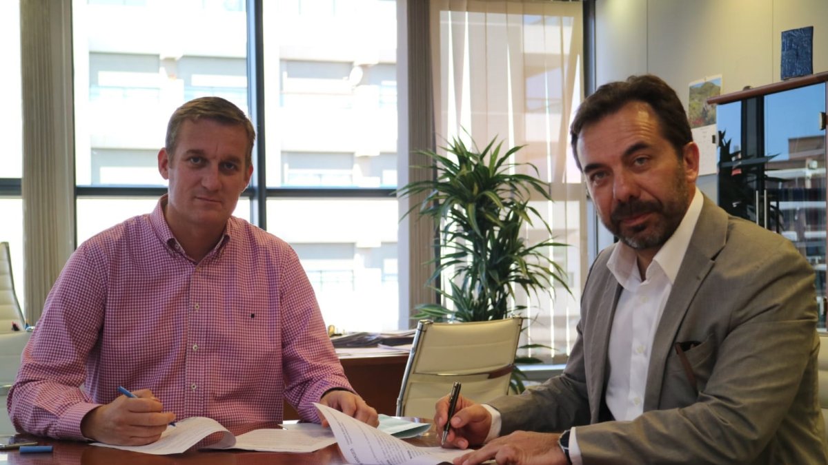 Firma del contrato del delegado Raúl Enríquez y la empresa Atecsur.