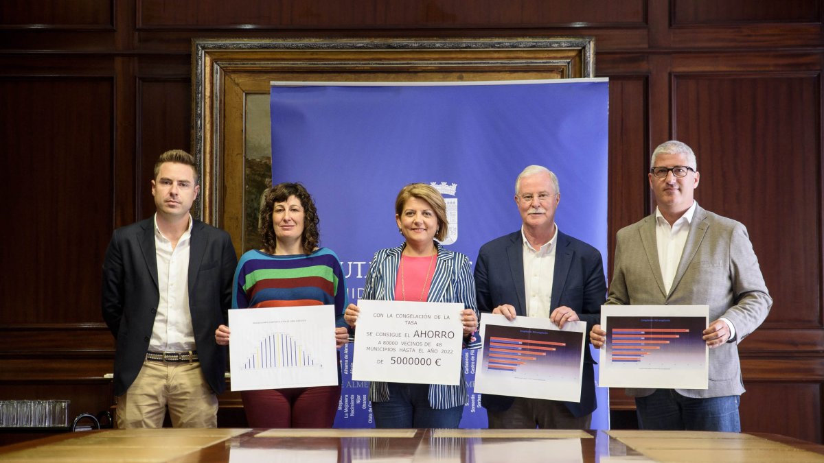 La presidenta del Consorcio, junto al gerente y miembros del Consejo Ejecutivo, ayer en Diputación.