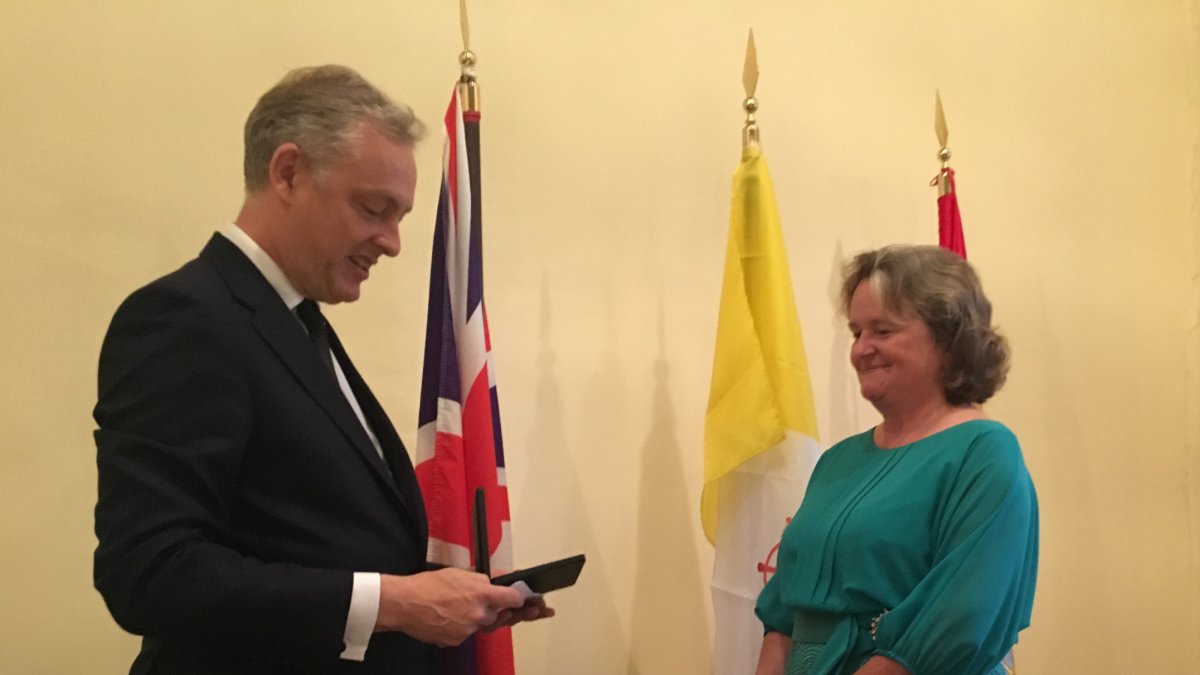 El embajador británico en Albox con la presidenta de AUAN.