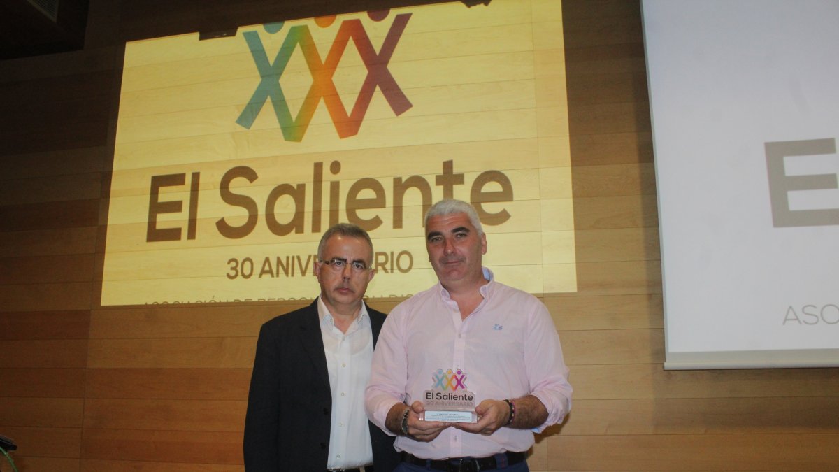 Matías García, presidente de El Saliente; y el conferenciante, Francisco Cid.