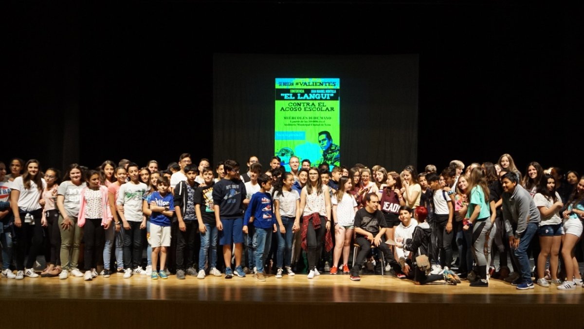 El Langui junto a alumnos de los colegios de Vera tras su conferencia. Fotos: Ricardo Alba