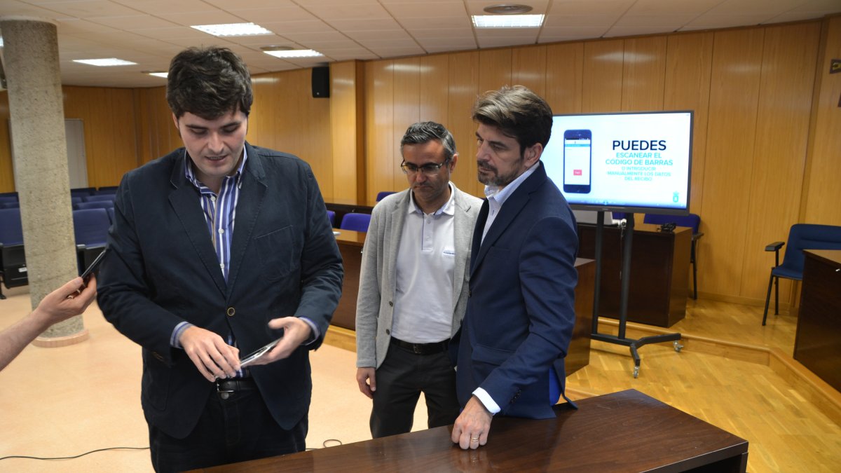 El concejal, probando la nueva opción de la App.