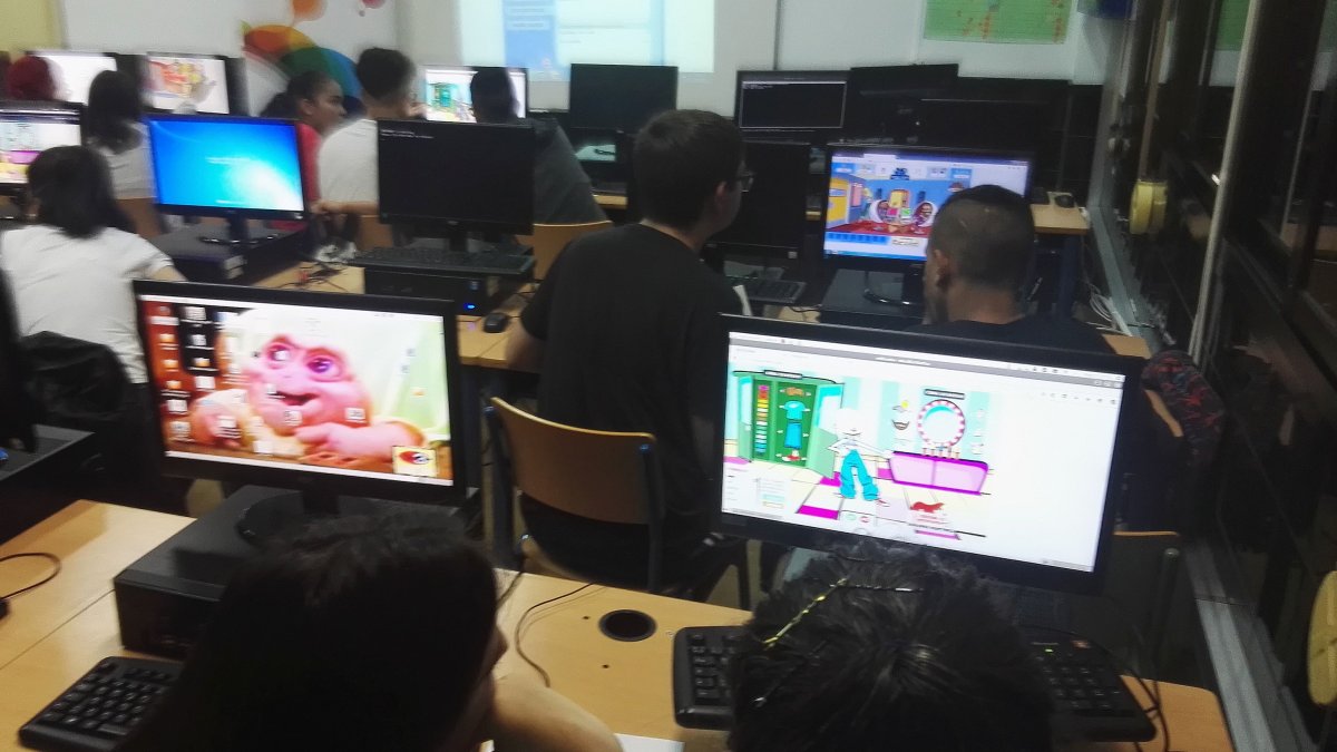 Alumnos en pleno desarrollo del juego musical.