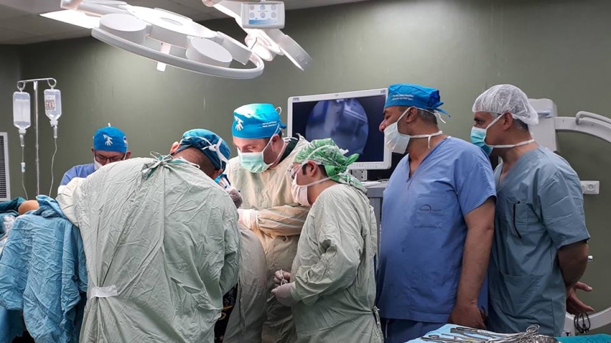 Un equipo médico operando en el Hospital de Shiffa, el mismo donde acudirán los médicos almerienses.