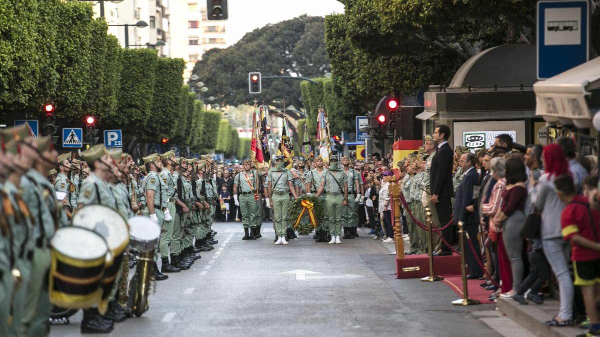 La Brigada de La Legión celebra el Día de las Fuerzas Armadas en el centro de la ciudad.