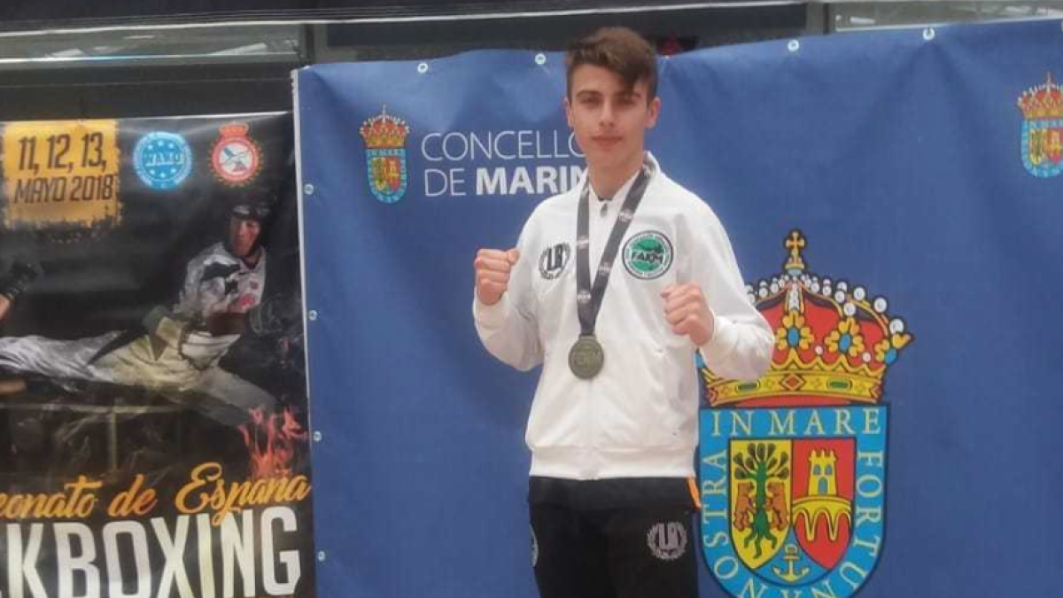 El almeriense mostrando su medalla nacional.