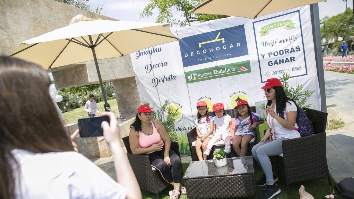 Familias sonrientes que han pasado por el stand de Pinturas Andalucía en el Parque de las Familias.